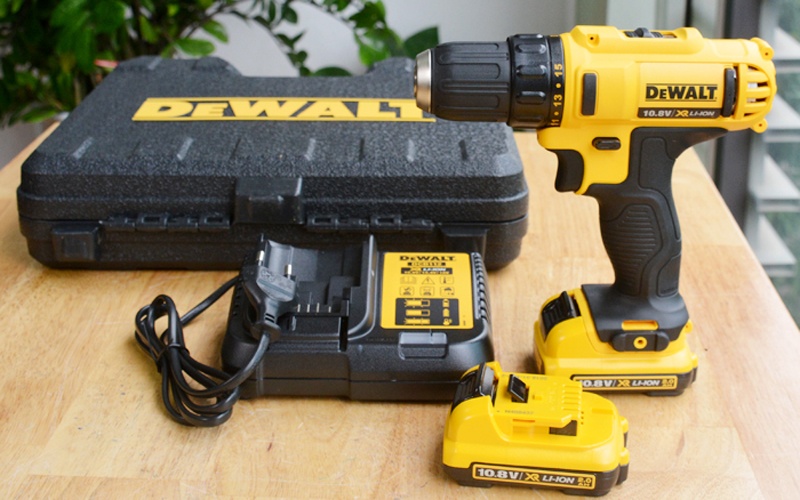 Dewalt DCD710D2 có thể đi kèm đầy đủ pin, sạc