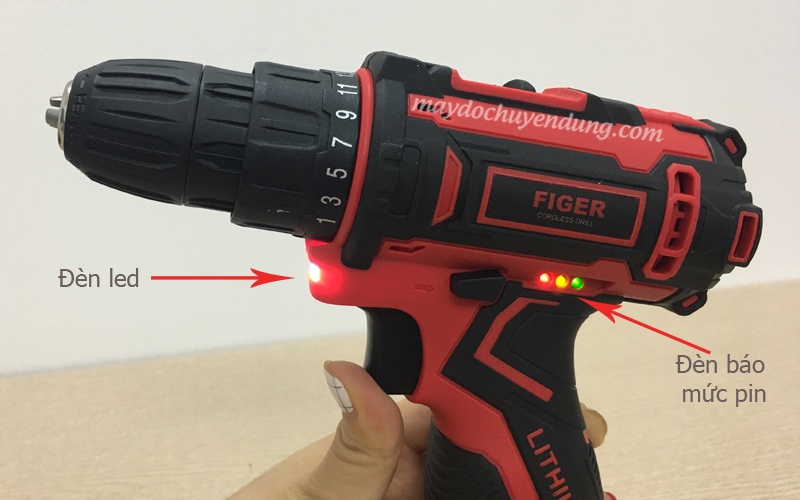 Thân máy có đèn led chiếu sáng và đèn báo mức pin Thân máy có đèn led chiếu sáng và đèn báo mức pin
