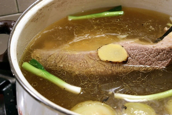 độ mặn lý tưởng của nước phở thường dao động trong khoảng từ 0.4% đến 0.8%