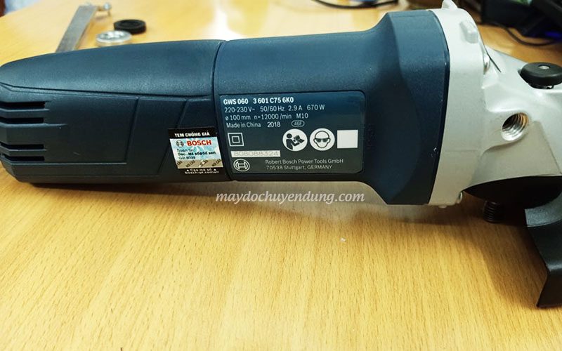 Thông số Bosch GWS 060 được in chi tiết trên máy