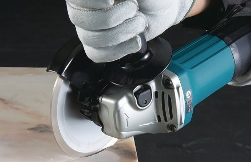 Máy mài góc Makita GA7061R có thể cắt gỗ, chỉ cần thay đĩa cắt gỗ phù hợp là được