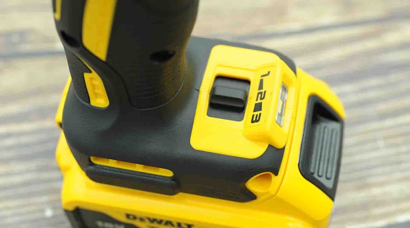 Nút chọn mức tốc độ hộp số ở máy siết bu lông Dewalt DCF899HP2-KR