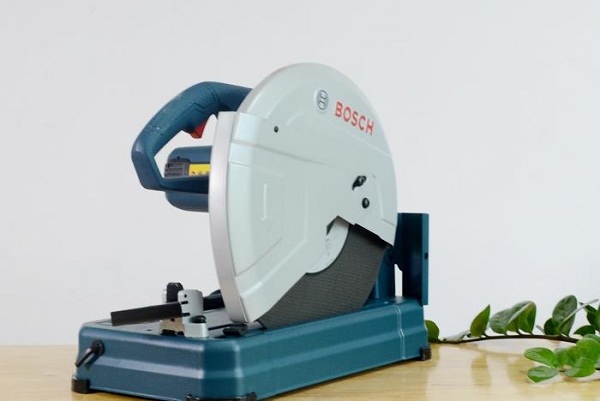 Máy cắt Bosch sử dụng nguồn điện