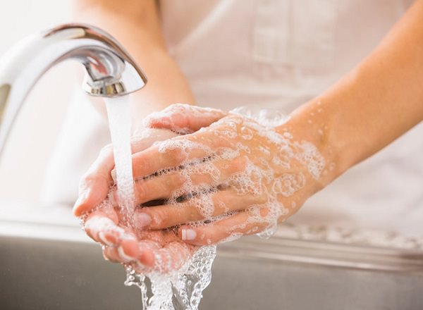 Rửa tay thật sạch trước khi sử dụng kính hiển vi