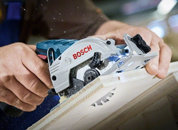 Máy cưa gỗ Bosch vận hành mạnh mẽ, bền bỉ