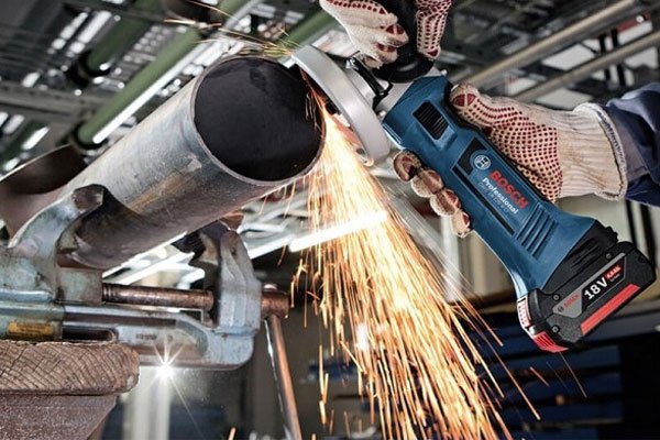 Do tiếp xúc trực tiếp với kim loại