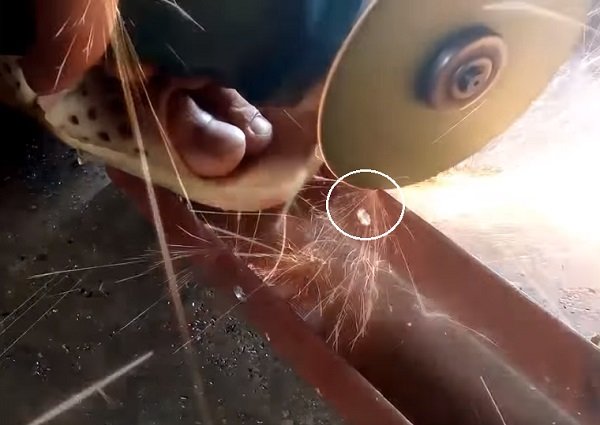 Cắt trên thanh sắt