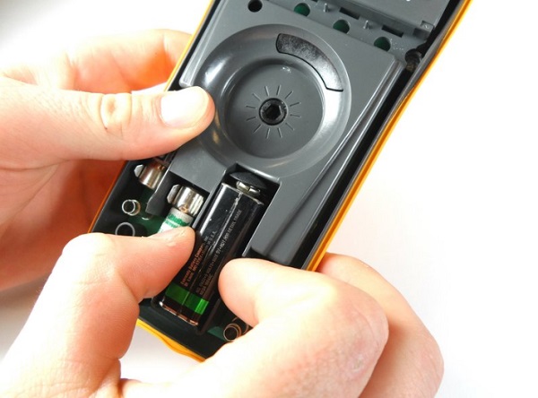 Tháo pin ra khỏi đồng hồ vạn năng