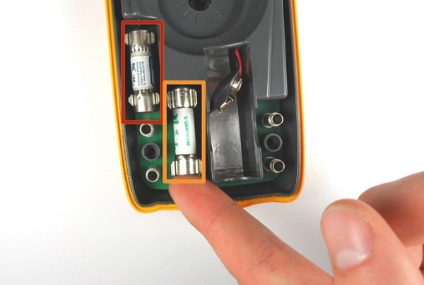 Tháo cầu chì nằm gần pin ra khỏi vạn năng kế