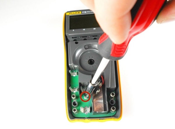 Tiếp tục tháo bỏ phần bảng đen