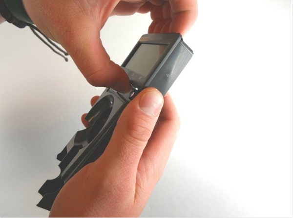 Xoáy nắp bên trong bằng cả 2 tay. Lấy khung màn hình LCD ra.