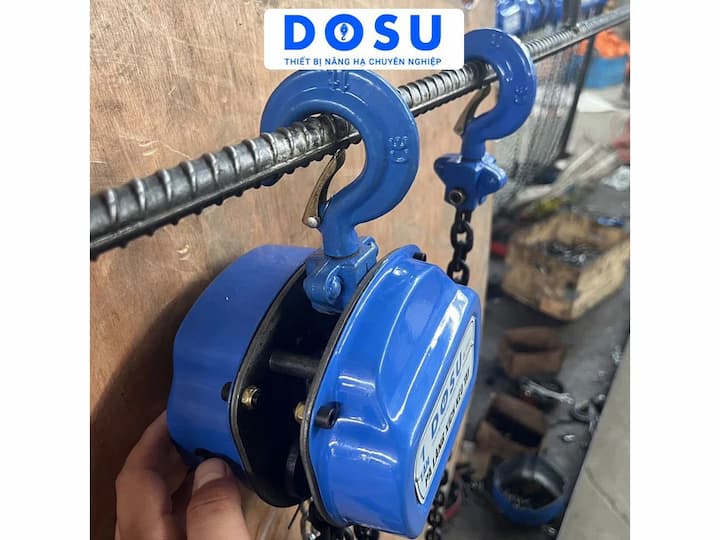Pa lăng xích kéo tay DOSU 2T-3M có khả năng nâng tải tối đa 2 tấn