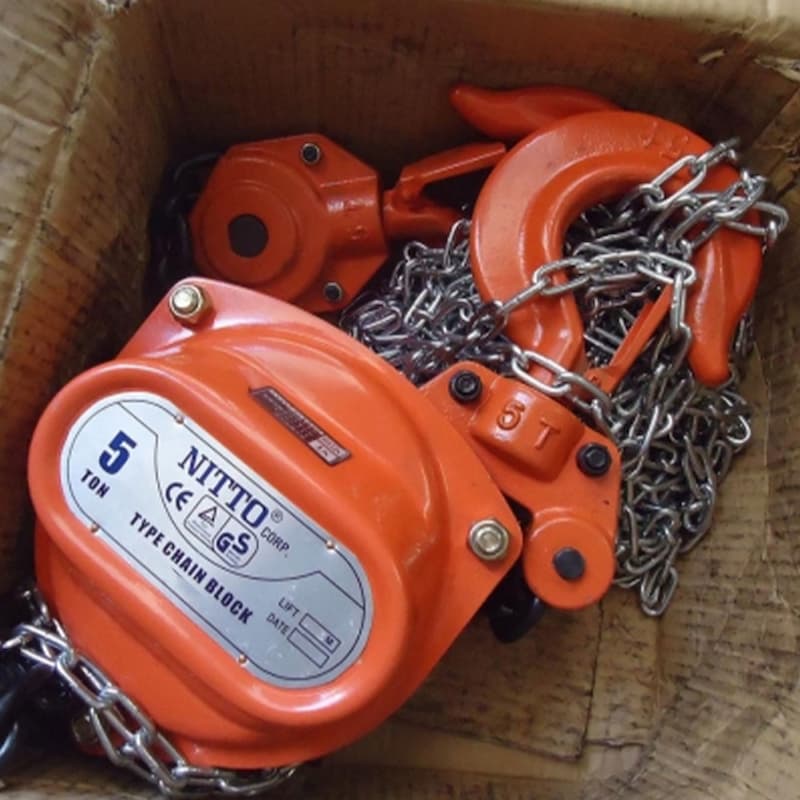 NITTO 5T-5M hoạt động dựa trên nguyên lý truyền lực thông qua hệ thống bánh răng và xích kéo tay