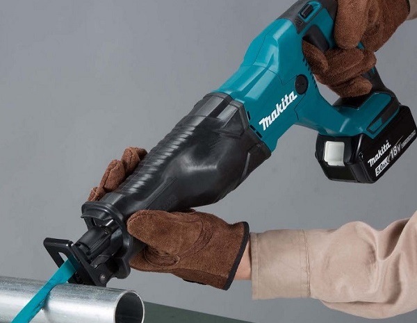 Máy cưa Makita