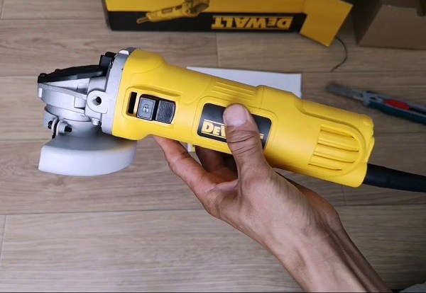 Hình ảnh Dewalt DWE8100S sản xuất tại Trung Quốc