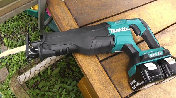 Hình ảnh thực tế máy cưa kiếm dùng pin Makita JR105DSAE