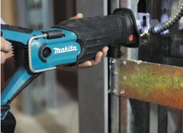 Máy cưa kiếm dùng pin Makita JR105DSAE