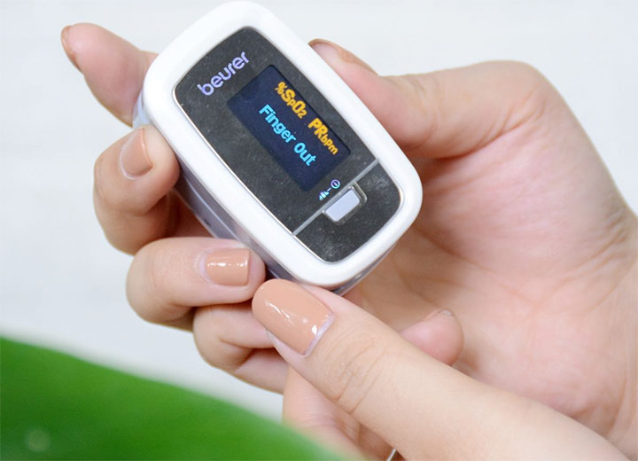 Mặt trước của Beurer PO30 được tráng gương hiện đại