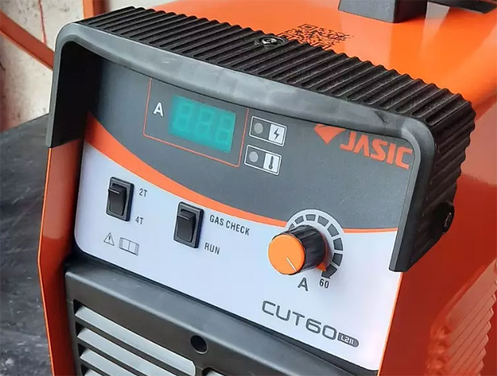 Hình ảnh Máy Cắt Plasma Jasic Cut 60 L211 Bảng điều khiển trên máy cắt plasma 60A dễ sử dụng