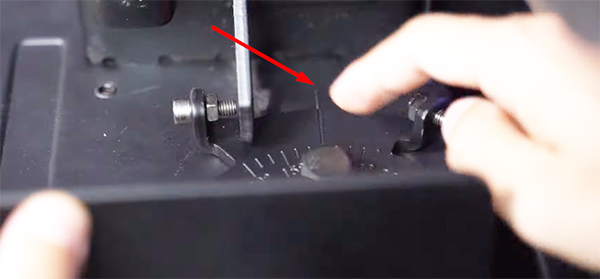 Có vạch dóng đường thẳng để tăng sự chính xác khi cắt góc