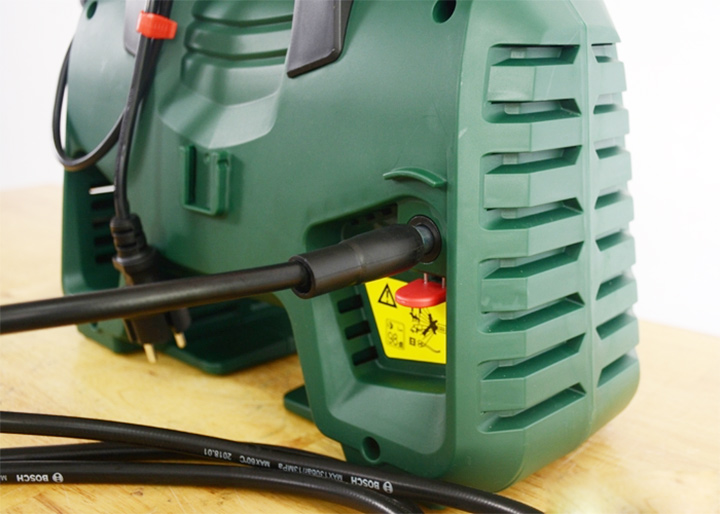 Vị trí cắm dây áp lực, nơi nguồn nước ra trang bị phía sau EasyAquatak 110 Vị trí cắm dây áp lực, nơi nguồn nước ra trang bị phía sau EasyAquatak 110