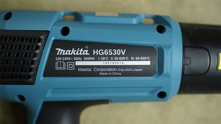 Thông số Makita HG6530V được in trên thân máy Thông số Makita HG6530V được in trên thân máy