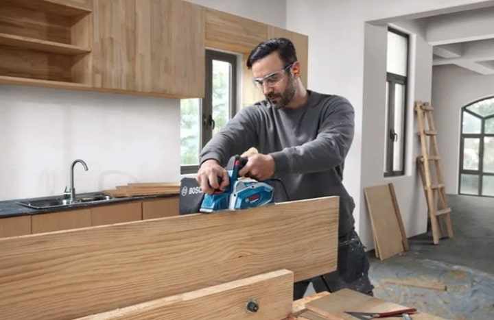 Máy bào gỗ Bosch GHO 16-82 được dùng nhiều trong xưởng gỗ Máy bào gỗ Bosch GHO 16-82 được dùng nhiều trong xưởng gỗ