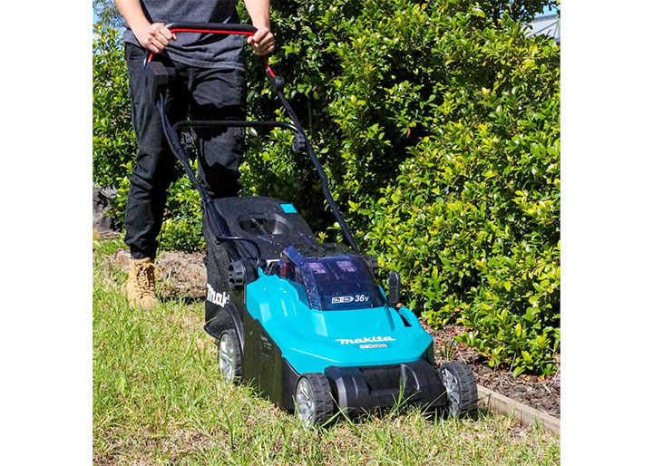 Vận hành máy cắt cỏ đẩy dùng pin Makita DLM382Z Vận hành máy cắt cỏ đẩy dùng pin Makita DLM382Z