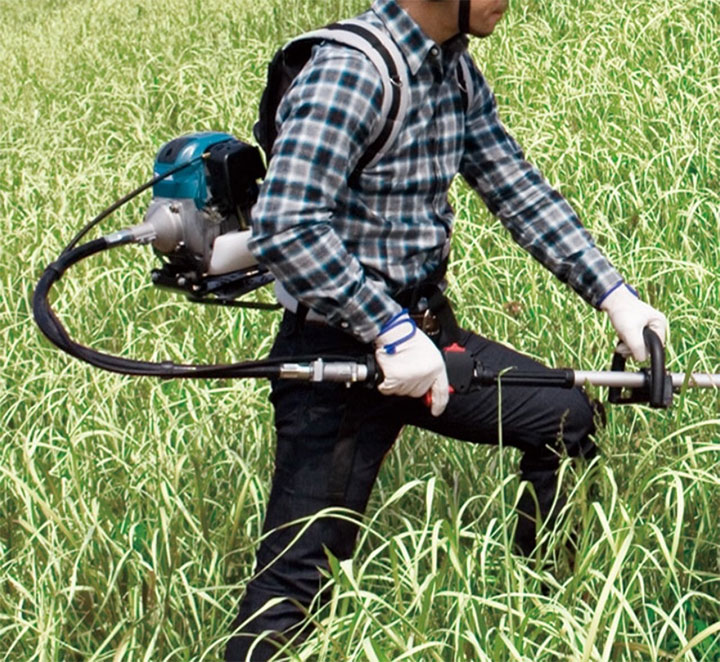 Máy cắt cỏ đeo vai chạy xăng Makita EBH340R khi đeo trên vai