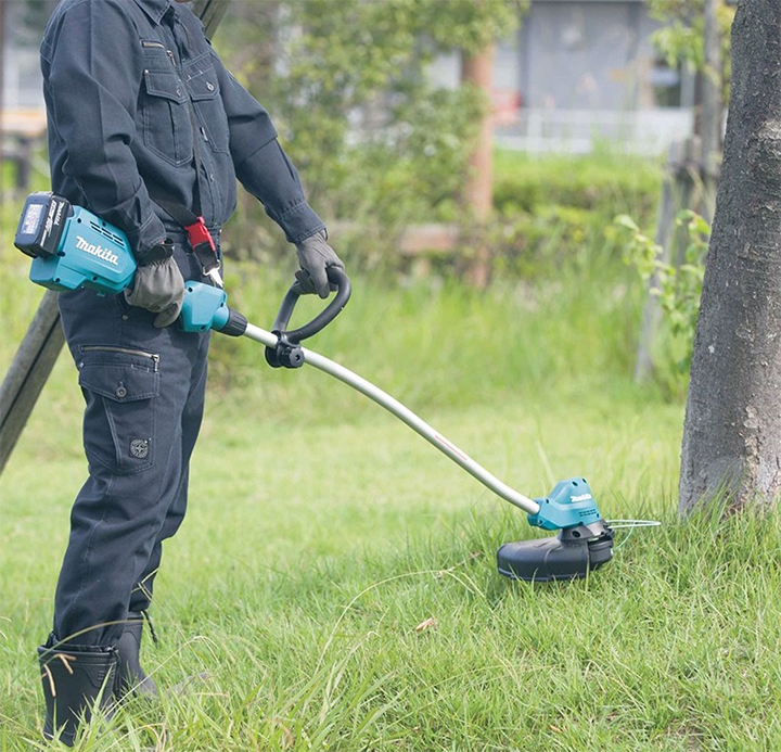 Quá trình cắt cỏ của Makita DUR189Z