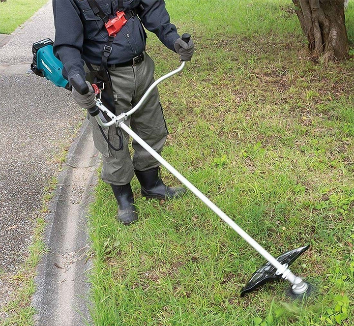 Quá trình làm việc của máy cắt cỏ dùng pin Makita DUR369AZ Quá trình làm việc của máy cắt cỏ dùng pin Makita DUR369AZ