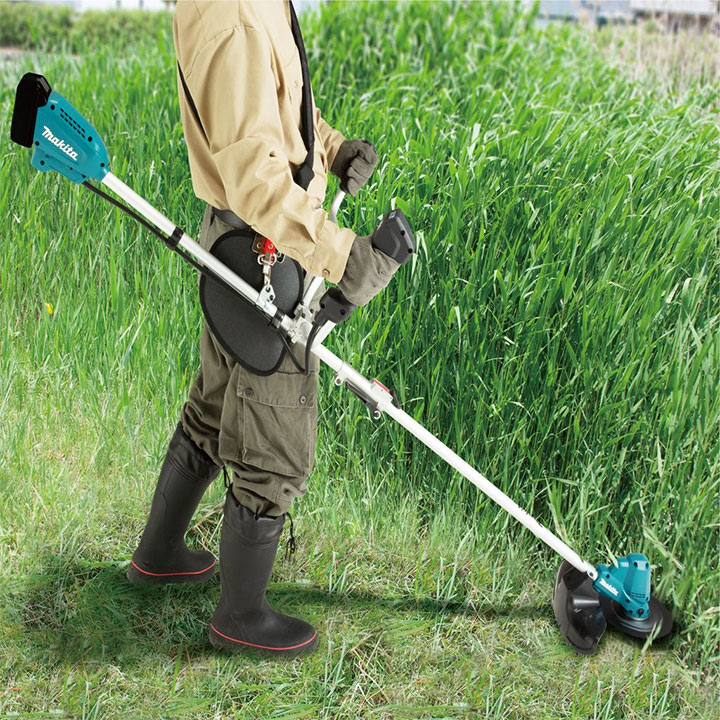 Công nhân đang sử dụng máy cắt cỏ Makita DUR191LZX1 Công nhân đang sử dụng máy cắt cỏ Makita DUR191LZX1