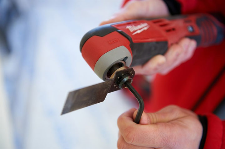 Thao tác mở/lắp phụ kiện cắt của Milwaukee C12 MT-0B