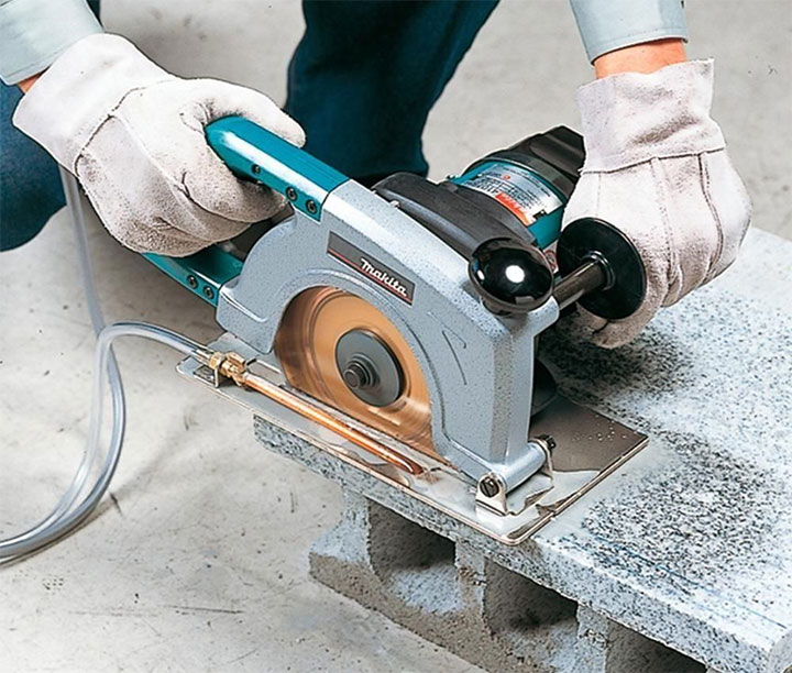 Quá trình sử dụng máy cắt gạch đá Makita 4107R Quá trình sử dụng máy cắt gạch đá Makita 4107R