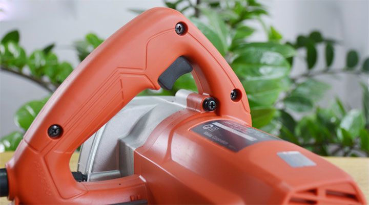 Công tắc nằm dưới tay cầm Maktec MT412 Công tắc nằm dưới tay cầm Maktec MT412