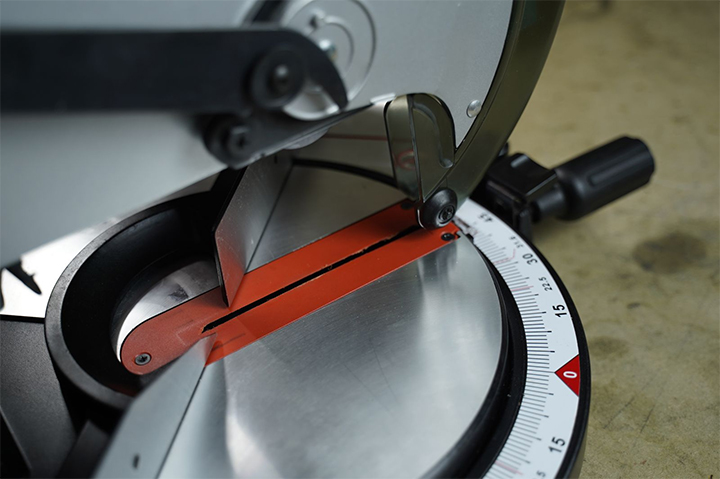 Bàn cắt của máy cắt nhôm Maktec MT230 làm bằng nhôm 