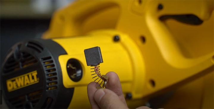 Chổi than nằm ở đầu trục máy Dewalt D28720, dễ dàng lấy ra Chổi than nằm ở đầu trục máy Dewalt D28720, dễ dàng lấy ra