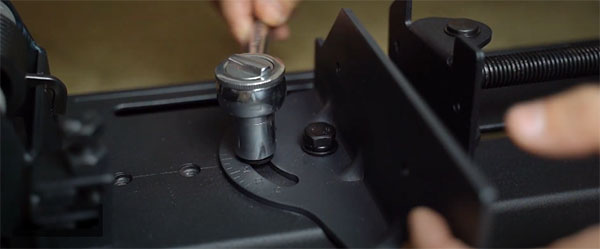 Dùng vít để chỉnh góc cắt cho máy Dewalt D28720 Dùng vít để chỉnh góc cắt cho máy Dewalt D28720