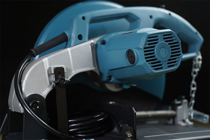 Chổi than ở vị trí dễ lấy Chổi than ở vị trí dễ lấy