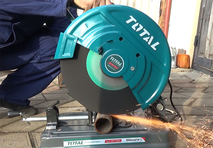 Khả năng cắt mạnh mẽ của máy cắt sắt Total được thể hiện qua công suất 2350W Khả năng cắt mạnh mẽ của máy cắt sắt Total được thể hiện qua công suất 2350W