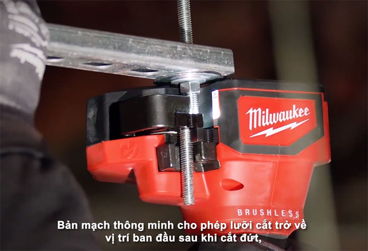 Máy cắt thanh ren Milwaukee M18 BLTRC-0C được trang bị đèn LED hoạt động