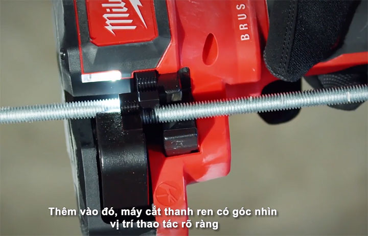 Milwaukee M18 BLTRC 0C sử dụng pin không dây, an toàn khi làm việc ở mọi vị trí
