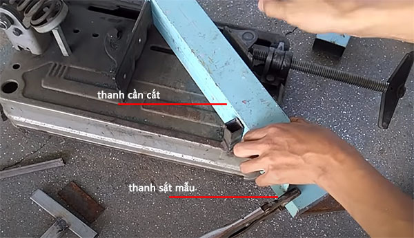 Chặt kẹp thanh sắt cố định vào máy cắt sắt trước khi thao tác cắt góc 45 độ.