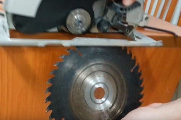 Tháo lắp đĩa cưa máy cưa gỗ