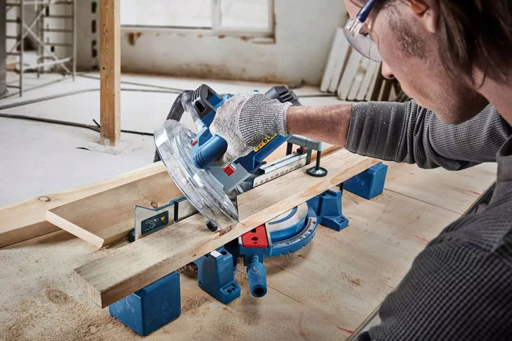 Máy cưa đa năng Bosch GCM 254 cưa gỗ