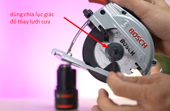 Thay lưỡi cưa bằng chìa vặn lục giác đi kèm với máy Thay lưỡi cưa bằng chìa vặn lục giác đi kèm với máy