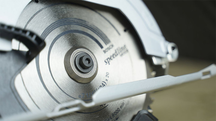 Dùng chìa vặn (đi kèm với máy) để tháo lắp trục đĩa cưa