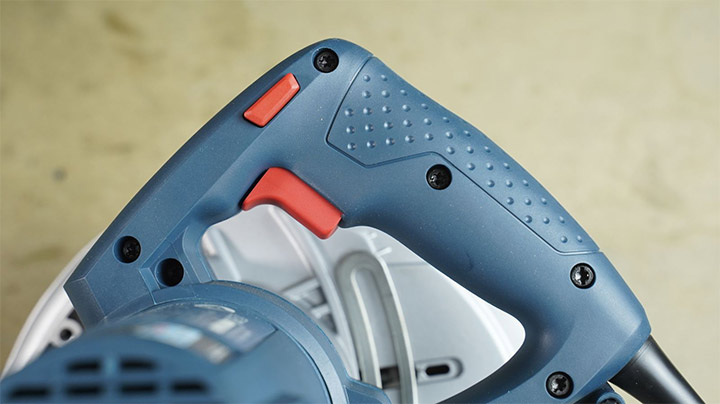 Nút duy trì hoạt động gần công tắc