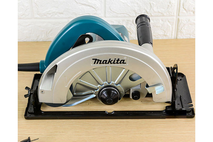 Máy cưa gỗ Makita N5900B có trọng lượng khoảng 7,2kg