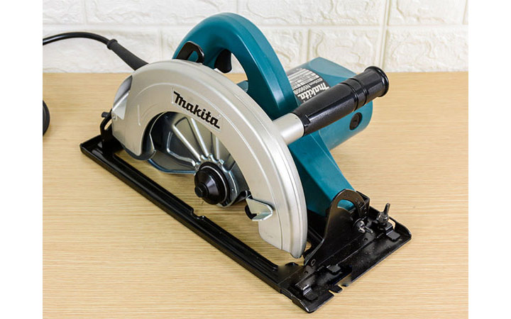 Máy cưa đĩa Makita N5900B sử dụng đĩa cưa đường kính 235mm